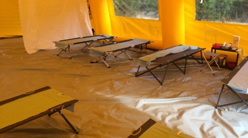 Lits picots installés à l'intérieur d'une tente PMA de grande taille.
