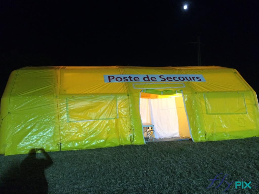 Vue latérale de la tente PMA gonflable, avec des fenêtres à volets amovibles velcro