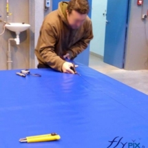 Un technicien est entrain de découper du PVC.