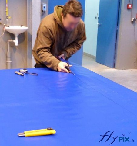 Un technicien est entrain de découper du PVC. Un technicien est entrain de découper du PVC.