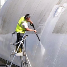 Nettoyage de tentes gonflables avec des outils adaptés