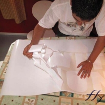 Pose de marquages adhésifs sur une enveloppe de tente PMA.