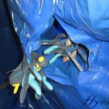 Réparation d&#039;une grosse déchirure d&#039;une enveloppe d&#039;un abri médical