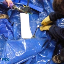 2 techniciens font des réparations d&#039;une enveloppe d&#039;une tente médicale.