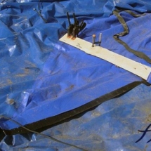 Réparation d&#039;une déchirure par la pose d&#039;une rustine adaptée.