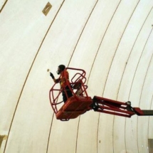 Inspection et réparation d&#039;un hangar gonflable médical de grande taille.