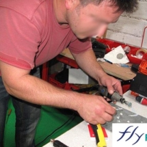 Un technicien est entrain de réaliser des collages sur du PVC