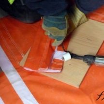 Assemblage et collage à la main de cetaines parties à réparer