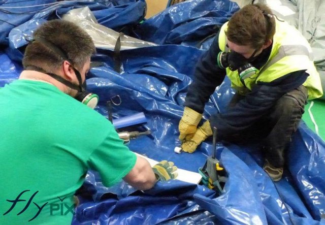 Deux techniciens sont entrain de réparer une tente médicale. Deux techniciens sont entrain de réparer une tente médicale.