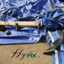 Collage et réparation de déchirures sur une enveloppe de tente PMA