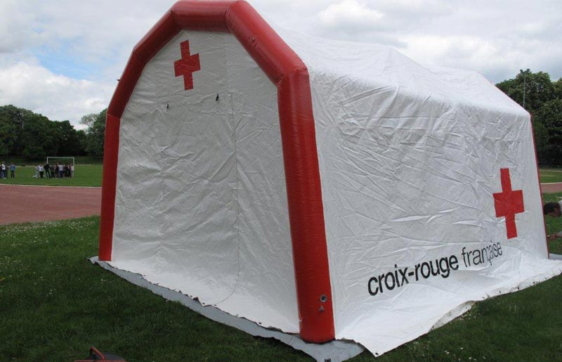 Une tente médicale gonflable fabriquée pour la Croix Rouge Française, avec des marquages personnalisés et imprimés.