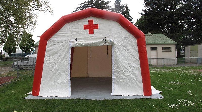 Face avant de la tente PMA médicale gonflable, la porte large pignon ouverte.