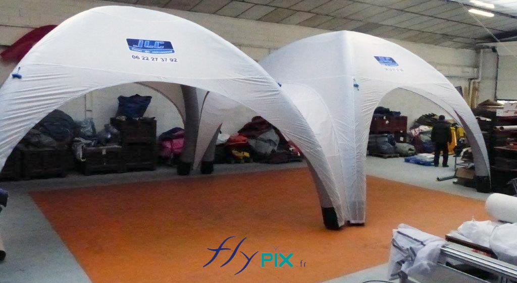 2 tentes igloo gonflable barnum assemblées ensemble, pour drive test Covid19/Coronavirus