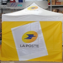 Exemple de tente à armatures métalliques, et imprimée par des marquages personnalisés en totale impression numérique couleur sur toute la surface de l'enveloppe. Tente pliable à armatures métallique