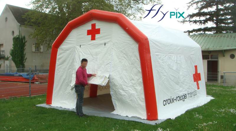 Une tente PMA air captif, gonflée avec une pompe électrique