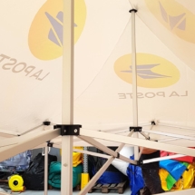 Les armatures procurent une structure solide et stable à la tente médicale pliable. Vue intérieure d'une tente à armatures métalliques