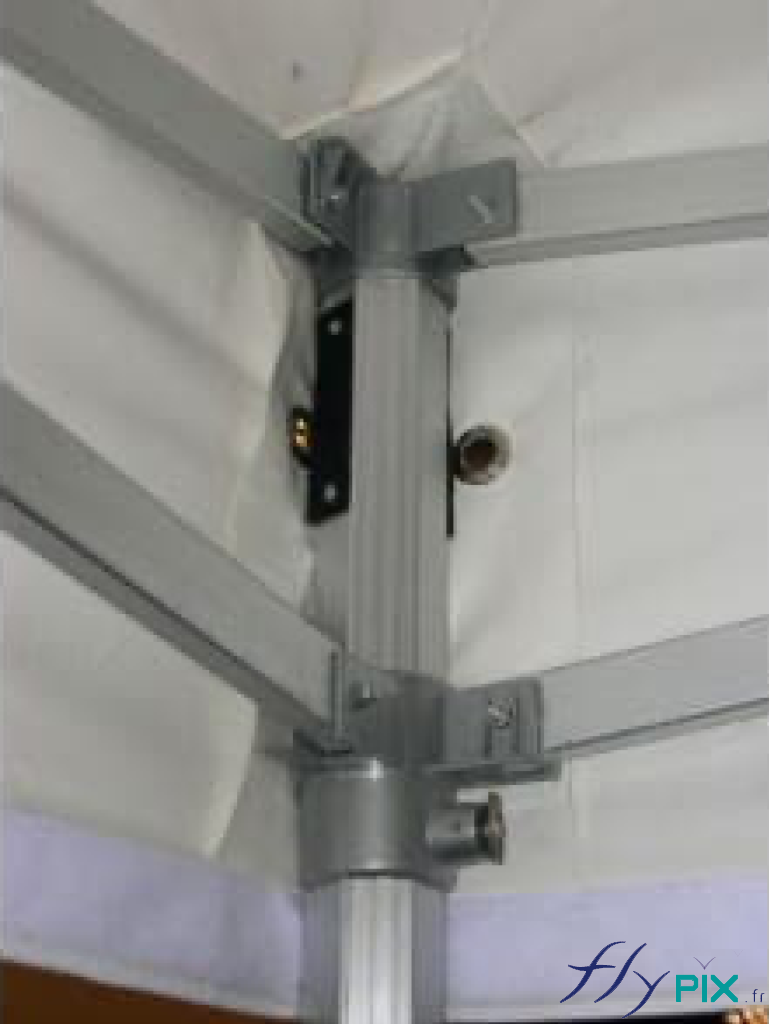 Vue de l'intérieur d'une tente pliable à armatures métalliques Vue de l'intérieur d'une tente pliable à armatures métalliques