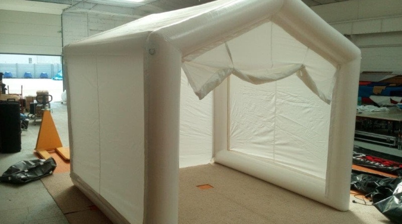 Une tente médicale PMA de premiers soins, ou tente de décontamination, en enveloppe PVC 0.6 mm simple peau, air captif étanche, gonflée avec une pompe électrique.