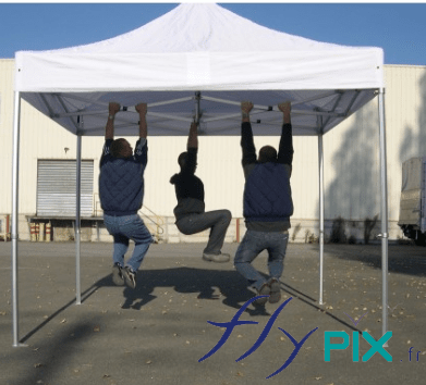 Tente médicale PMA (Poste Médical Avancé) avec des armatures métalliques pliables.