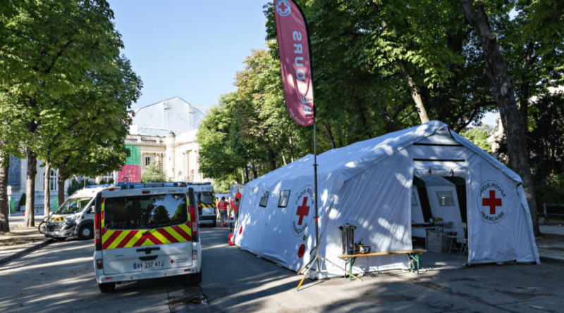 Des modules de tentes gonflables de la Croix Rouge Française, en SAV/réparation