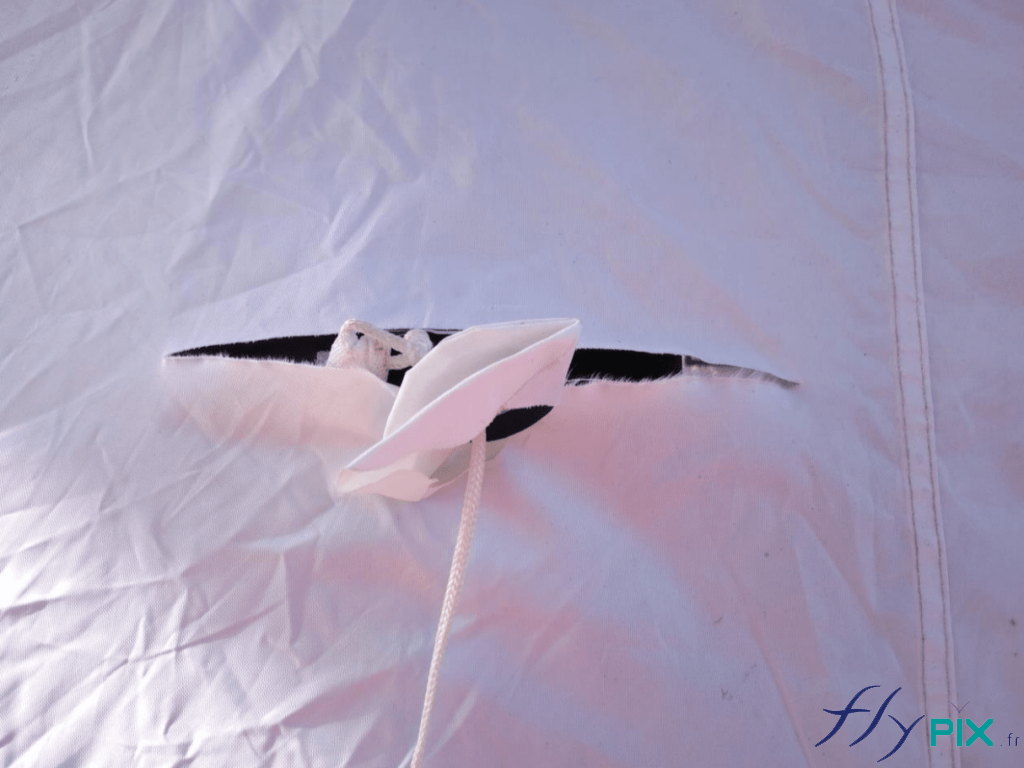 Des déchirures et des trous d'enveloppe de tente PMA, qui doivent être réparées. Une déchirure d’enveloppe du mur d’une tente de premiers secours, qui mérite d’être réparée, chose faite par nos soins grâce à nos ingénieurs et techniciens, forts de leurs expériences et de leur savoir-faire.