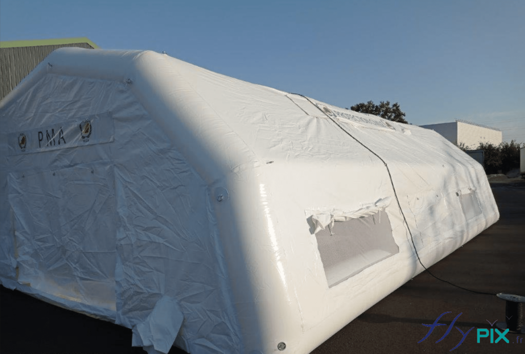 , Fabrication d’une tente PMA gonflable pour la Protection Civile du Niger (Armée Française), Tente PMA (Poste Médical Avancé) – Tente militaire – Corps d'état La tente PMA gonflable est dotée de larges fenêtres, avec moustiquaires.