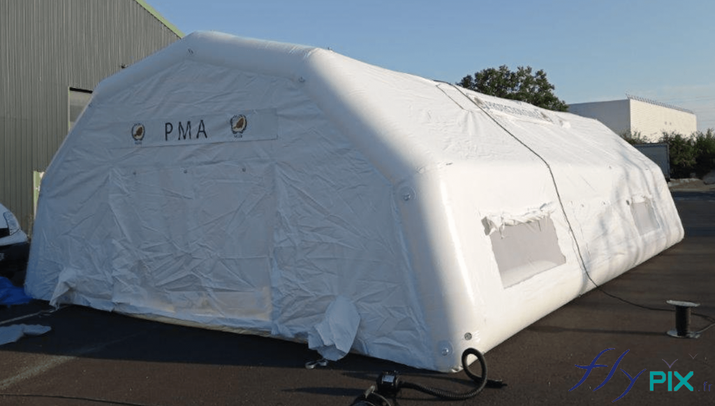 , Fabrication d’une tente PMA gonflable pour la Protection Civile du Niger (Armée Française), Tente PMA (Poste Médical Avancé) – Tente militaire – Corps d'état Vue générale de la tente poste médical avancé (tente PMA), gonflée à l'air avec une pompe électrique.