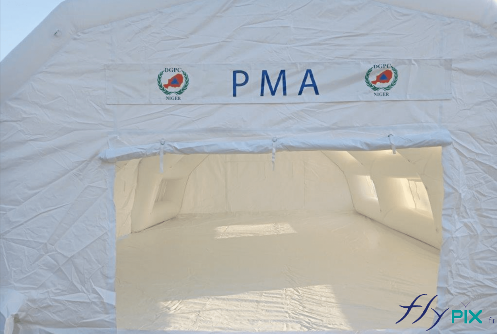 , Fabrication d’une tente PMA gonflable pour la Protection Civile du Niger (Armée Française), Tente PMA (Poste Médical Avancé) – Tente militaire – Corps d'état Porte large pignon de la tente PMA, avec au dessus une banderole imprimée fixée par du velcro.
