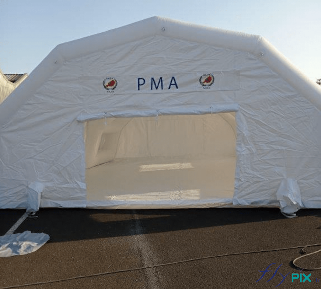 , Fabrication d’une tente PMA gonflable pour la Protection Civile du Niger (Armée Française), Tente PMA (Poste Médical Avancé) – Tente militaire – Corps d'état Vue extérieure de la tente PMA (Poste Médical Avancé), une structure gonflable air captif, gonflée avec une pompe électrique. Porte large pignon et banderole de marquage amovible fixée par velcro.