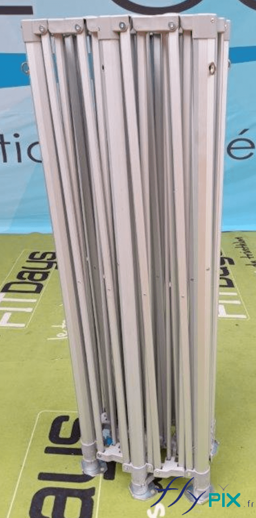 Les armatures métalliques de la tente PMA se plient d'un seul tenant, puis rangées dans un sac de rangement. Les armatures métalliques de la tente PMA se plient d'un seul tenant, puis rangées dans un sac de rangement.