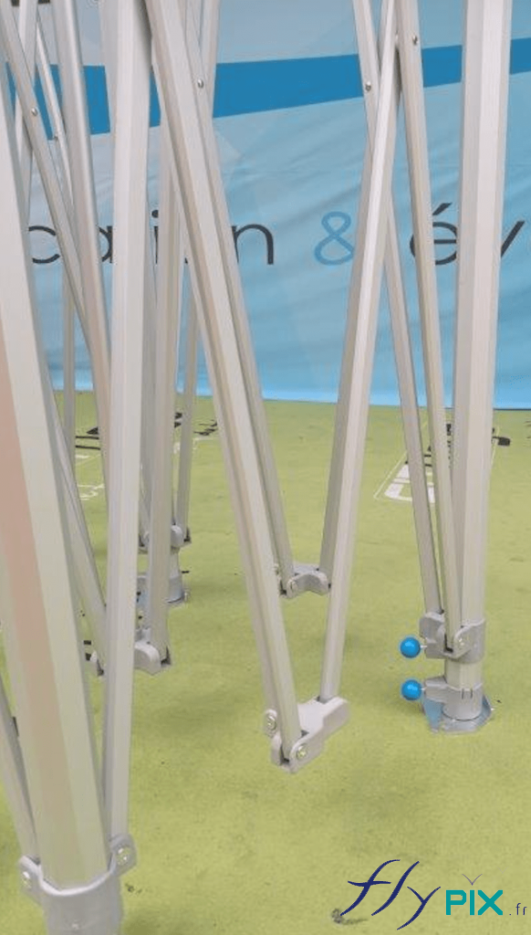 La tente pliable est dotée d'une armature en métal. La tente pliable est dotée d'une armature en métal.