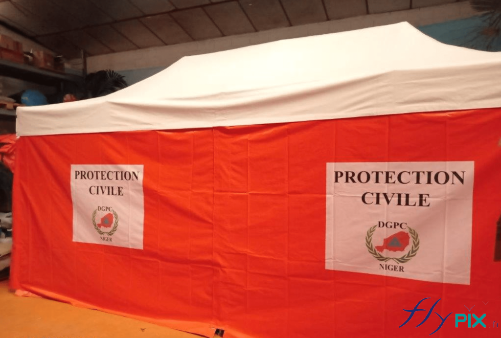 , 20 tentes pliables médicales pour la Protection Civile du Niger (Armée Française), Tente PMA (Poste Médical Avancé) – Tente militaire – Corps d'état Les murs de la longueur de la tente PMA pliable sont divisés en 2 parties assemblées.