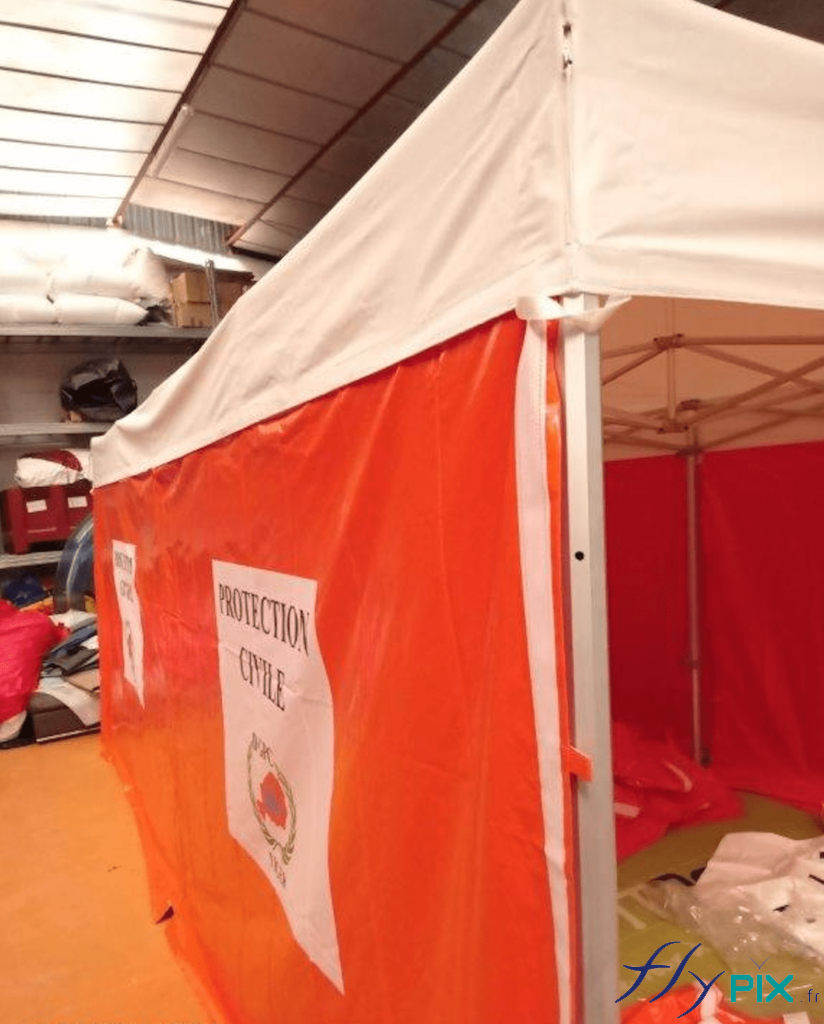 , 20 tentes pliables médicales pour la Protection Civile du Niger (Armée Française), Tente PMA (Poste Médical Avancé) – Tente militaire – Corps d'état Vue détaillée des murs, avec marquages en impression numérique couleur, pour la tente médicale pliable.