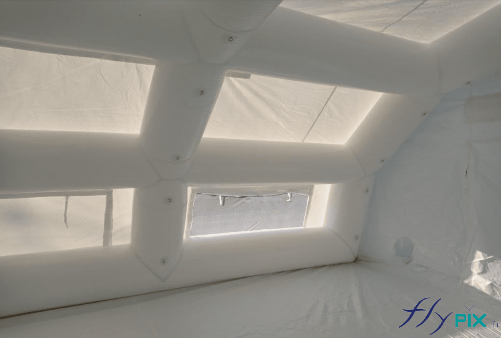 Ici nous voyons des fenêtres larges avec moustiquaires et des volets, et aussi des boudins d’ossatures air captif étanche en enveloppe PVC 0.6 mm simple peau. L’enveloppe de couleur blanche laisse passer une lumière diffuse propice à l’auscultation des patients et des malades pendant les premiers secours.