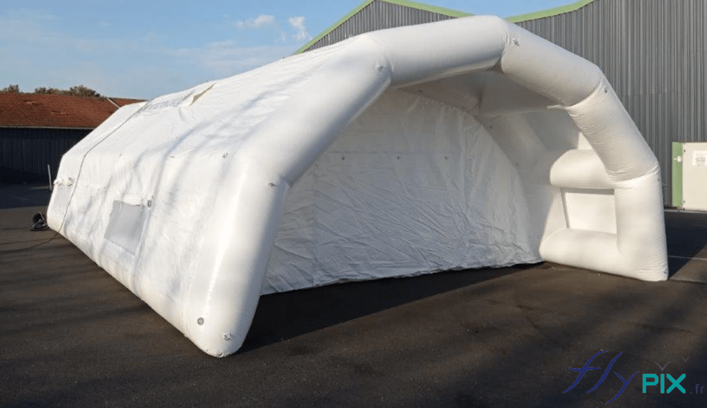 Une autre vue générale de la tente médicale gonflable, une structure air captif, les boudins d'ossatures sont gonflés à l'air avec une pompe et un régulateur de pression. Cet abri médical de dimensions 10 x 6 m, possède une entrée avec une marquise, pour protéger de la pluie et des intempéries. Les véhicules de premiers secours peuvent ainsi pénétrer sous la marquise pour transférer des malades ou des accidentés par la porte d’entrée principale. Nos tentes médicales sont ergonomiques et peuvent être déployées très facilement par une équipe de premiers soins (ici des militaires de l’Armée française de la Protection Civile du Niger).
