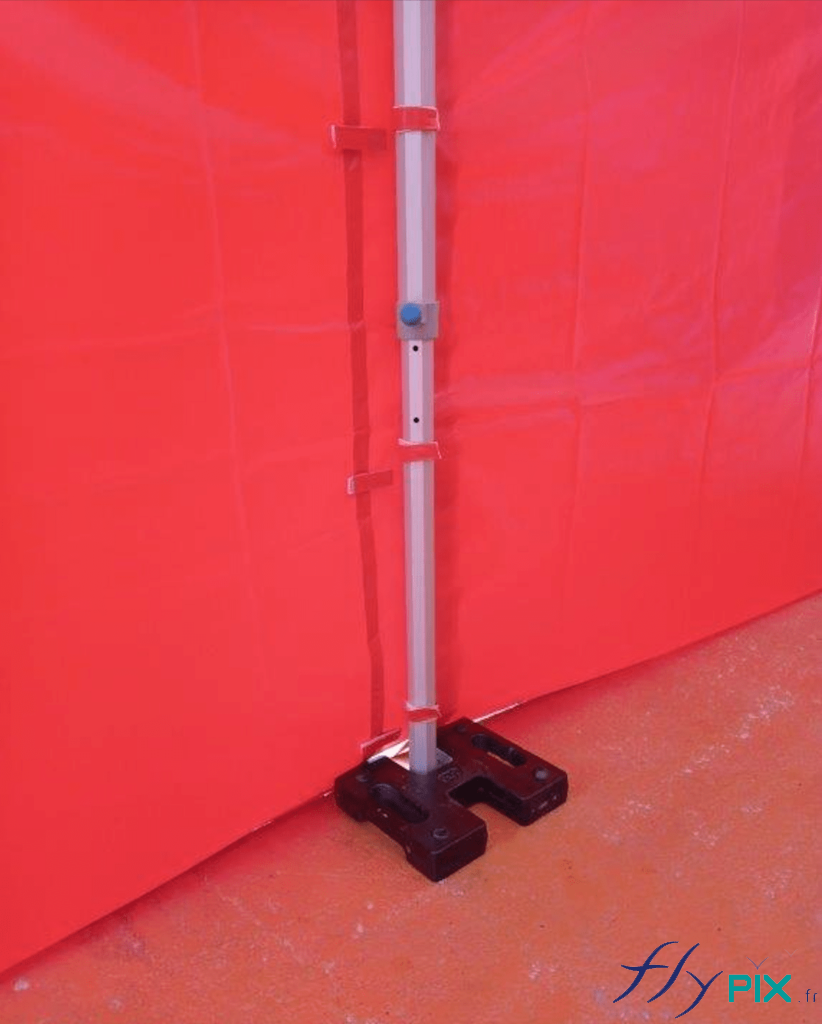 Une autre vue de pied et lestage de la tente médicale pliable 6 x 3 m. La structure métallique pliable et solide et robuste, et peut être rangée dans un sac, pour un déploiement rapide et facile. Le stockage est aussi facilité dans un entrepôt ou bien dans un véhicule.