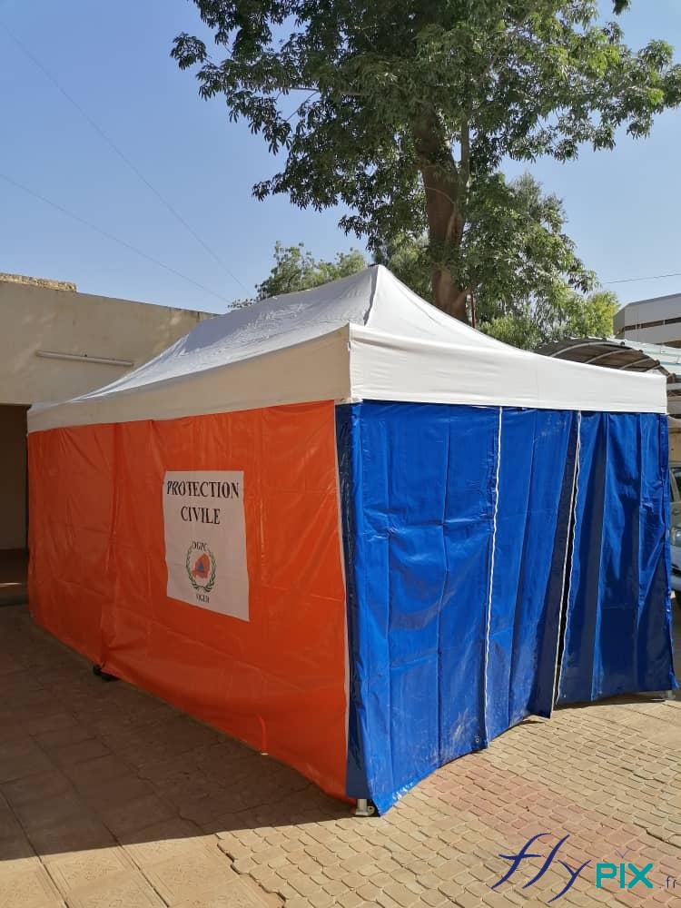 Test de la pose et installation d'une tente PMA pliable.