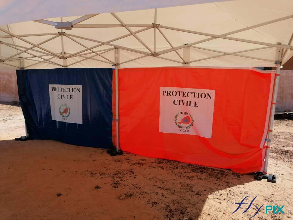 Une tente PMA avec des armatures pliables métalliques.