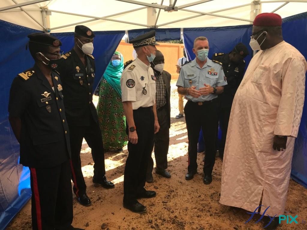 Des officiers de la Protection Civile du Niger (Armée Française) sont entrain de présenter et d'expliquer aux officiels locaux et à des officiers de l'armée du Niger, les intérêts des abris médicaux que nous avons livré. Des officiers de la Protection Civile du Niger (Armée Française) sont entrain de présenter et d'expliquer aux officiels locaux et à des officiers de l'armée du Niger, les intérêts des abris médicaux que nous avons livré.