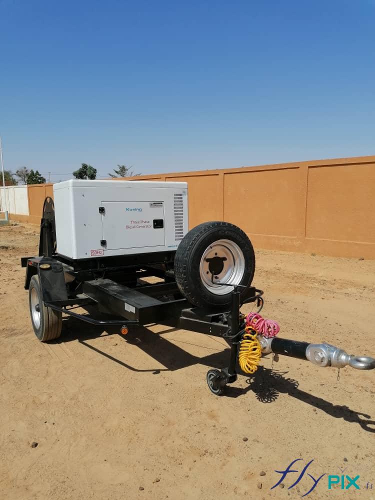 Un groupe électrogène sur remorque, qui va fournir l'électricité nécessaire à la pompe et au régulateur de pression.