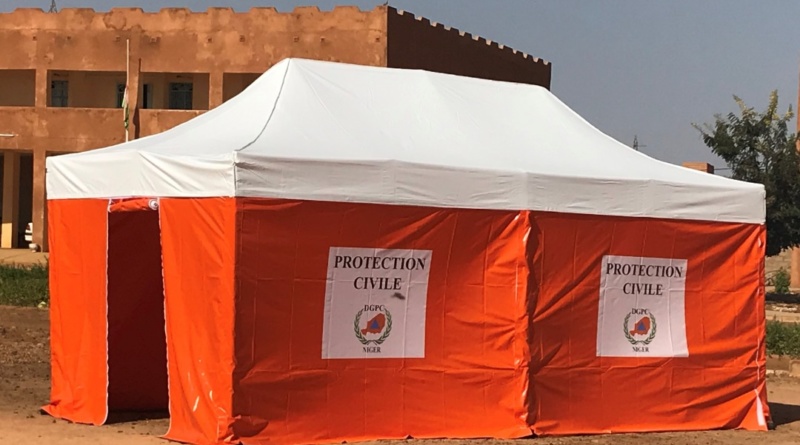 Une tente médicale pliable, fabriquée pour le Protection Civile du Niger, en Afrique.