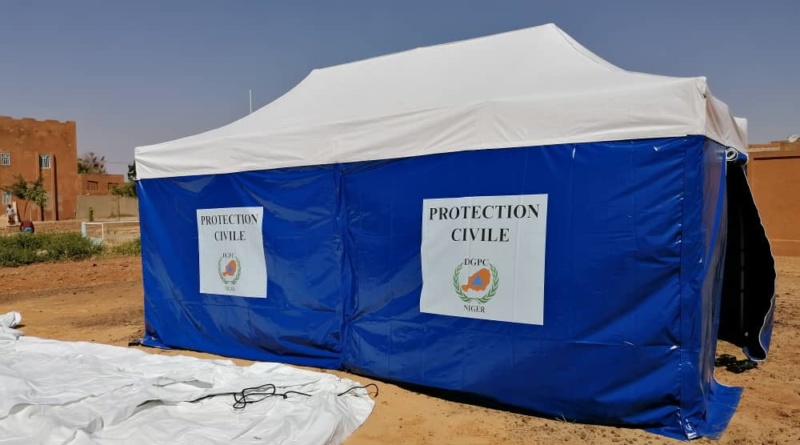 Vue générale d'une tente PMA L = 6 x H = 3 m pliable, avec des murs imprimés et personnalisé.