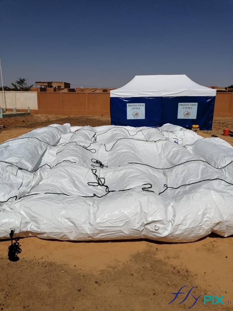 La tente PMA gonflable est entièrement dépliée avant la phase de gonflage.