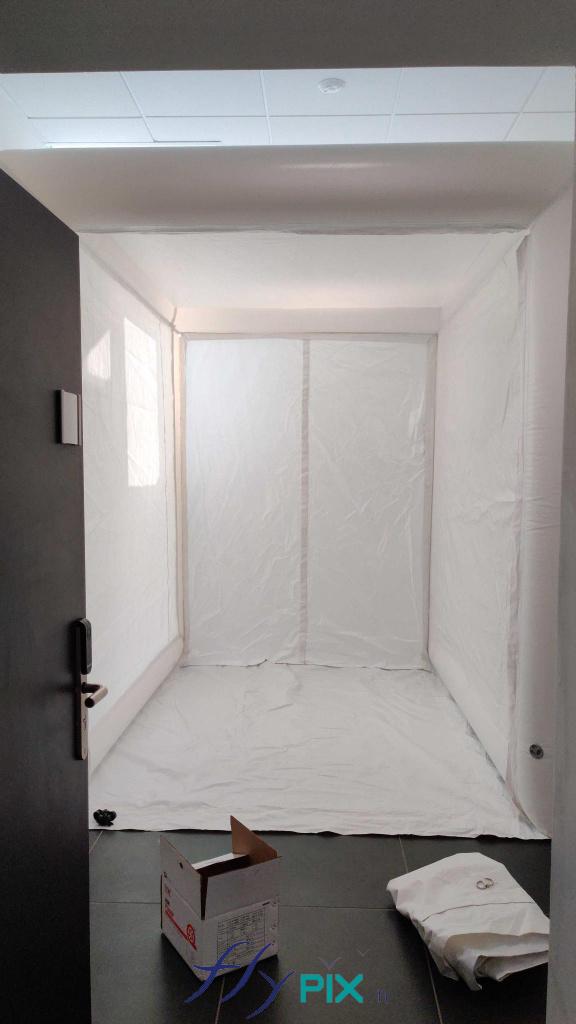 Tente PMA médicale gonflable en forme de cube air captif: vue face avant porte large pignon du fond et bâche au sol Tente PMA médicale gonflable en forme de cube air captif: vue face avant porte large pignon du fond et bâche au sol