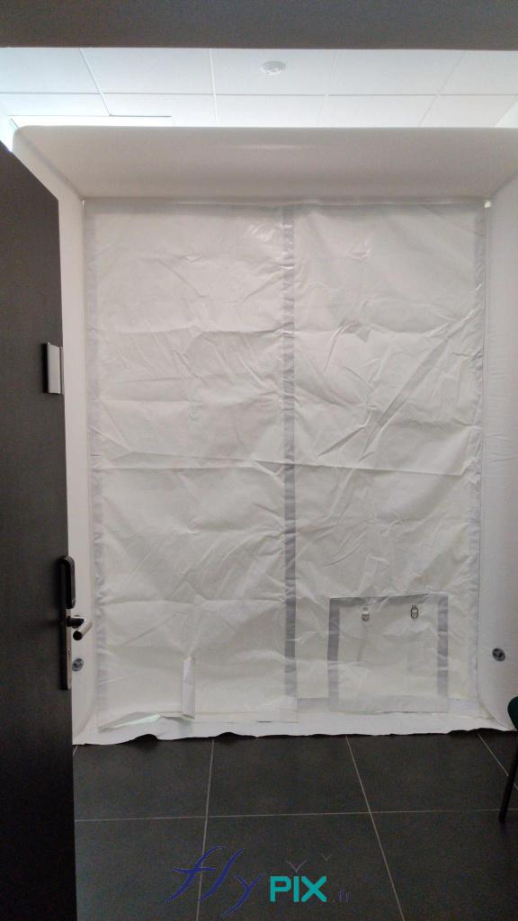 Tente PMA médicale gonflable en forme de cube air captif: vue face avant porte large pignon + trappe d'accès Tente PMA médicale gonflable en forme de cube air captif: vue face avant porte large pignon + trappe d'accès