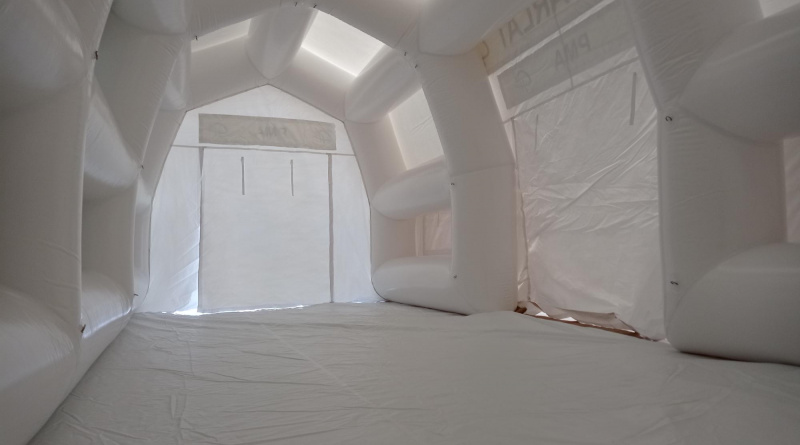 Vue intérieure d’un abri médical, de dimensions extérieures utiles L= 10 m x l = 4 m ; une structure gonflable de type air captif, en enveloppe PVC 0.6 mm simple peau de couleur blanche.