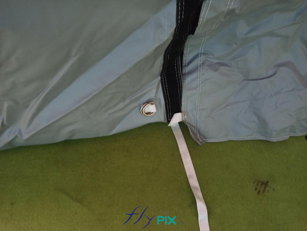, Tentes PMA militaires pour la Marine Nationale à Toulon, Tente PMA (Poste Médical Avancé) – Tente militaire – Corps d'état Finitions de l'abri PMA militaire gonflable : fermetures Velcro large bande, pour la porte large pignon principale.