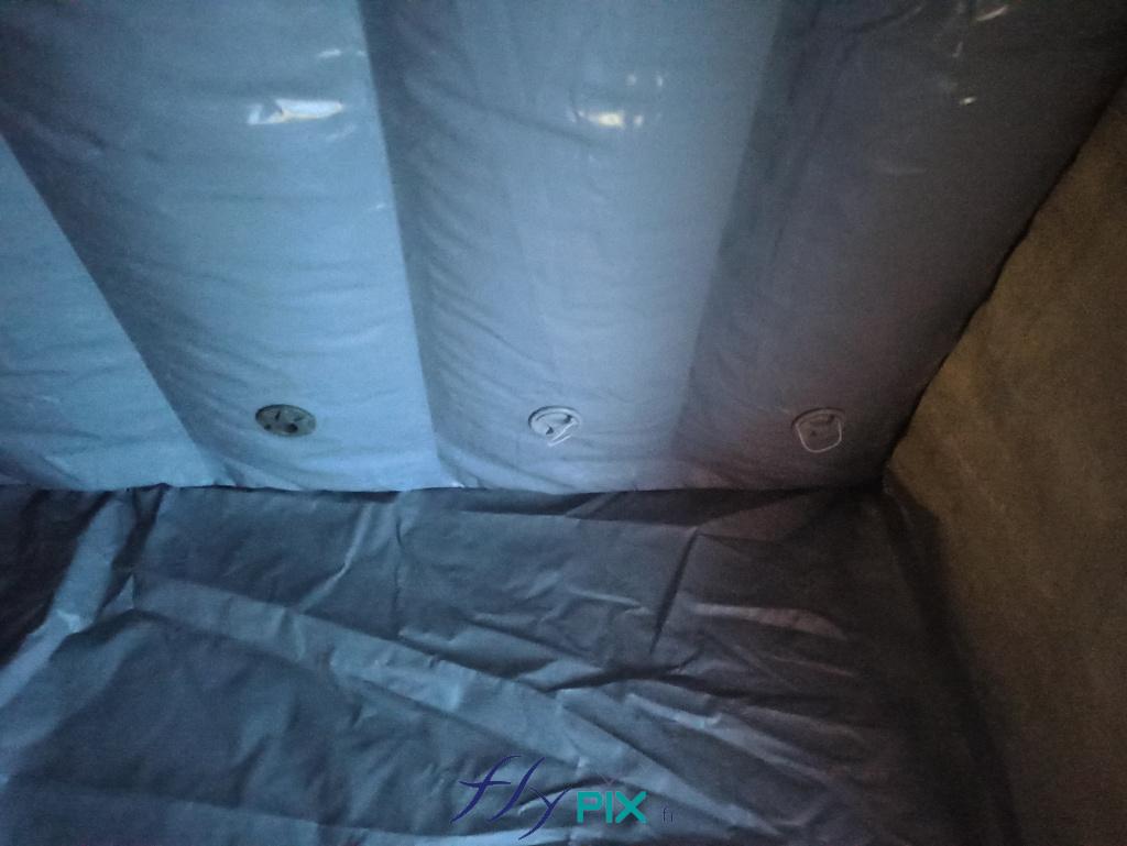 , Tentes PMA militaires pour la Marine Nationale à Toulon, Tente PMA (Poste Médical Avancé) – Tente militaire – Corps d'état Détails de la tente PMA gonflable : bâche au sol en PVC lavable soudée à la structure, valve de gonflage anti-retour, valves de surpression, murs en enveloppe PVC 0.6 mm double peau capitonnée.