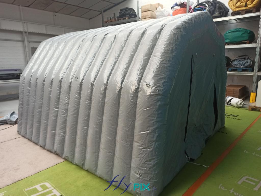 , Tentes PMA militaires pour la Marine Nationale à Toulon, Tente PMA (Poste Médical Avancé) – Tente militaire – Corps d'état Tente PMA : Enveloppe double peau PVC 0.6 mm capitonnée.