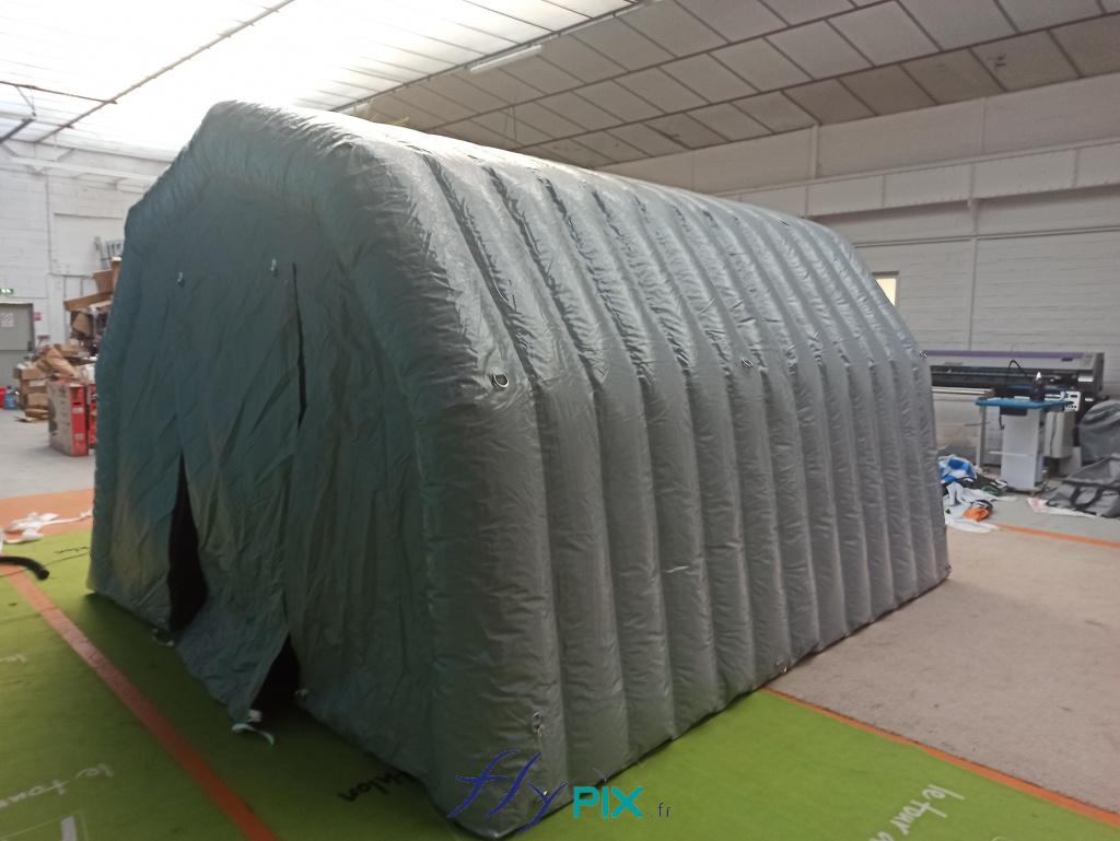 Abri militaire : porte large pignon, fermetures velcro.